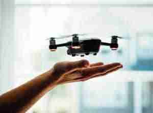 aterrizar o despegar el drone en la mano